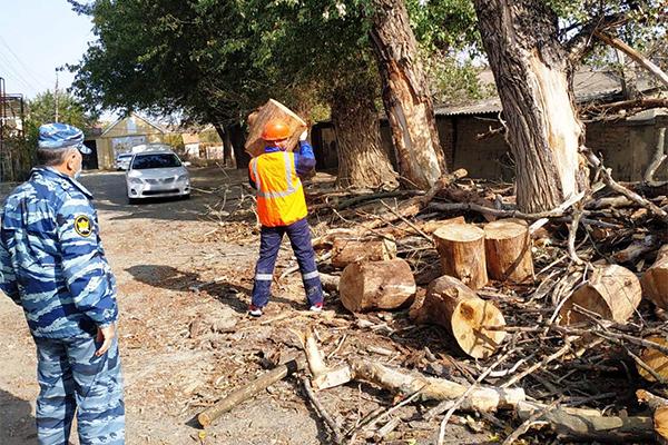 В Кизилюрте осужденные занялись санитарной уборкой города