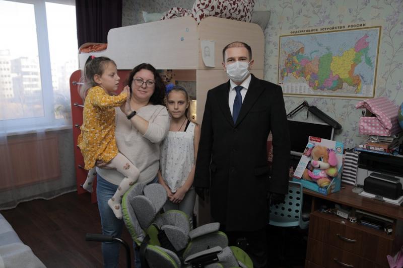 Михаил Романов вручил многодетной семье из Колпинского района многофункциональное инвалидное кресло