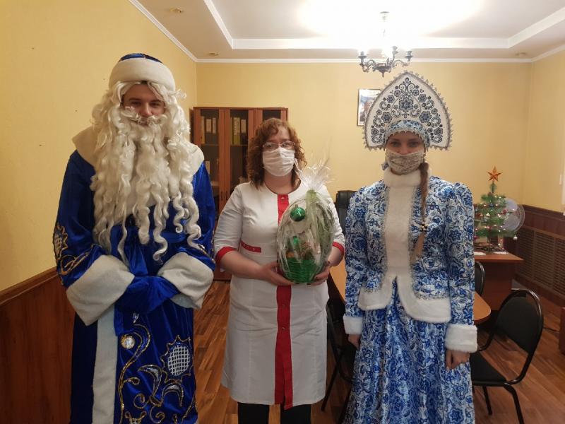 Дед Мороз и Снегурочка ХГУ поздравили врачей Хакасии с Новым годом