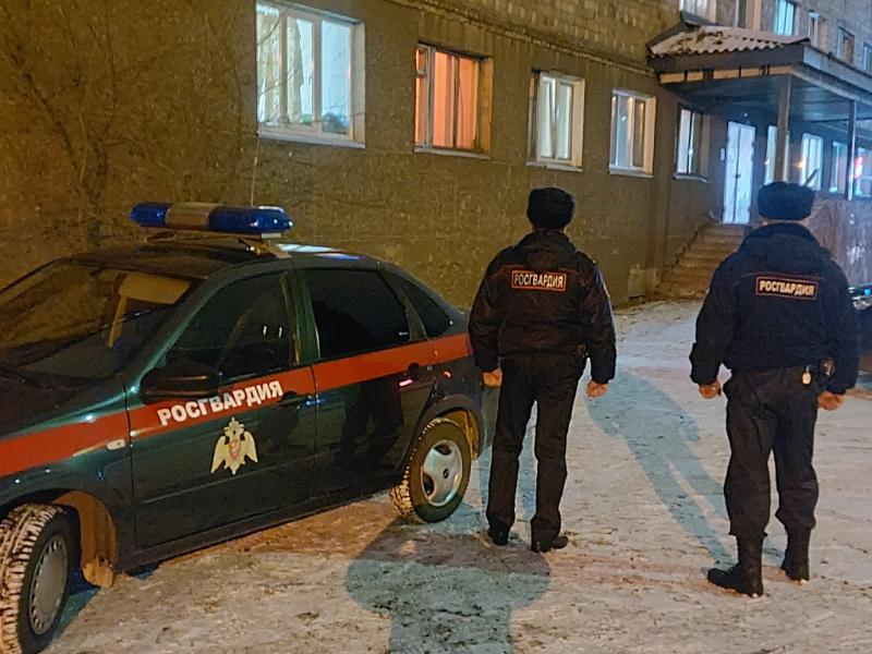 В Черногорске сотрудники Росгвардии задержали подозреваемого в причинении ножевых ранений