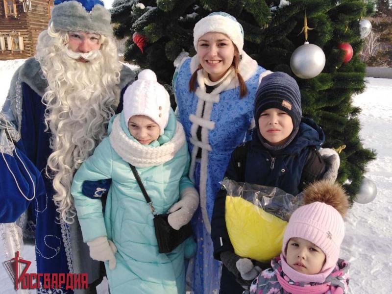 В Приангарье Дед Мороз и Снегурочка поздравили с наступающим праздником семьи росгвардейцев, в которых воспитываются дети с ограниченными возможностями здоровья