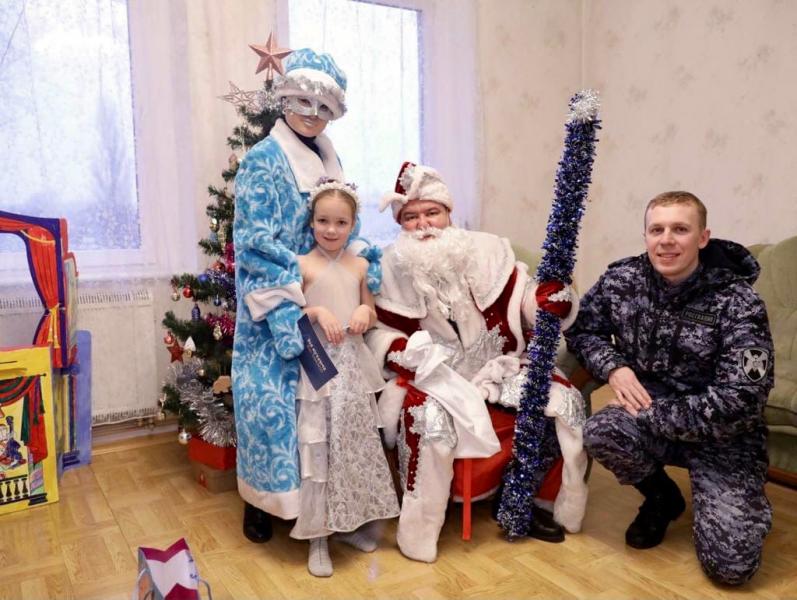 В Калининградской области сотрудники вневедомственной охраны организовали поздравление детей с Новым годом