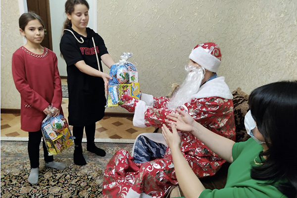 Коллектив исправительной колонии № 2 поздравил с наступающим Новым годом детей своих коллег