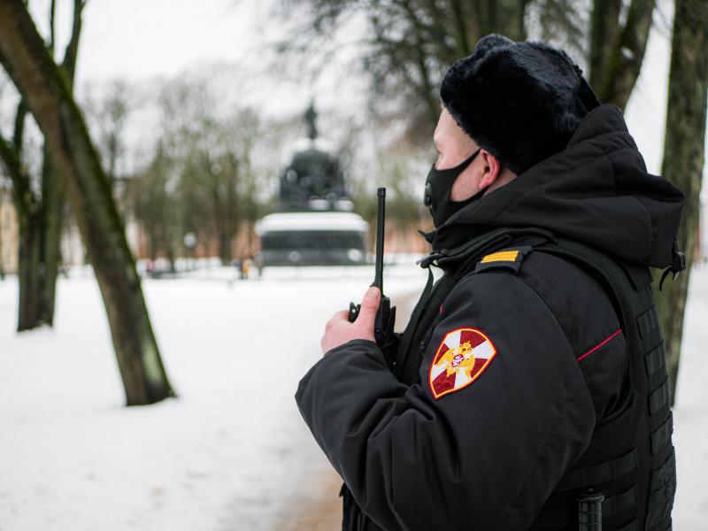 В Новгородской области сотрудники Росгвардии обеспечивают безопасность граждан в период новогодних и рождественских праздников