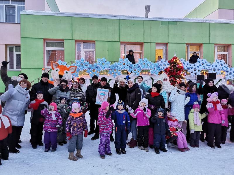 Сотрудники ОМОН «Медведь» поздравили ребят из подшефной организации с Новым годом