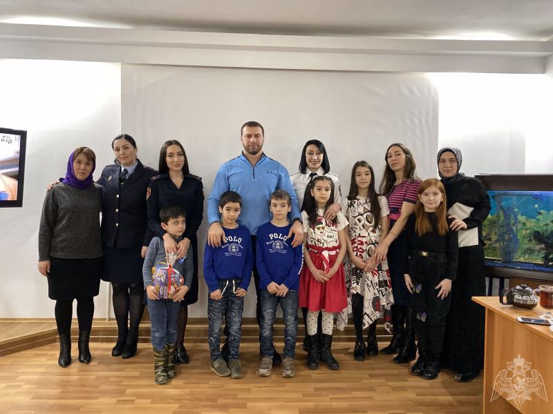 В ДАГЕСТАНЕ РОСГВАРДЕЙЦЫ ПОЗДРАВИЛИ С НОВЫМ ГОДОМ ДЕТЕЙ ПОГИБШИХ КОЛЛЕГ И ВЕТЕРАНОВ СЛУЖБЫ