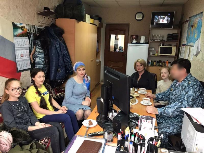 БОЙЦЫ МАХАЧКАЛИНСКОГО ОМОН ПОЗДРАВИЛИ С НОВЫМ ГОДОМ СЕМЬИ ПОГИБШИХ КОЛЛЕГ