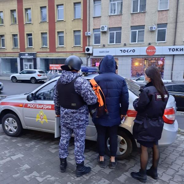 В Калининграде сотрудники Росгвардии задержали гражданина, который совершил кражу алкогольной продукции