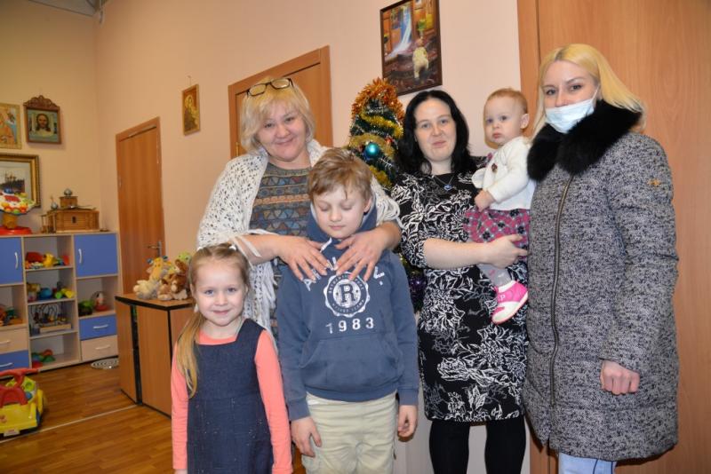 В Екатеринбурге сотрудники Росгвардии вручили подарки воспитанникам центров социальной помощи семье и детям