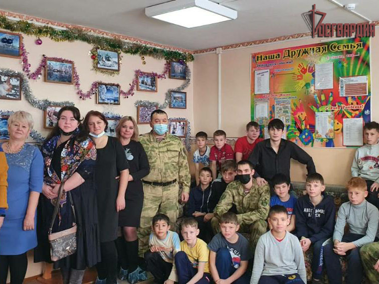 В Рождество Христово военнослужащие Росгвардии из Иркутской области подарили подарки детям из социально-реабилитационного центра для несовершеннолетних