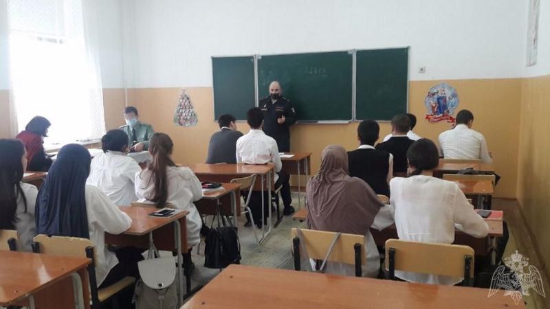 ВОЕННОСЛУЖАЩИЕ РОСГВАРДИИ РАССКАЗАЛИ ДАГЕСТАНСКИМ ШКОЛЬНИКАМ О ПОРЯДКЕ ПОСТУПЛЕНИЯ В ВЕДОМСТВЕННЫЕ ВУЗЫ