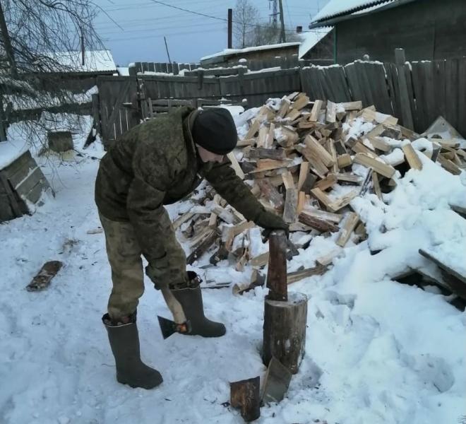 В Иркутской области военнослужащие Росгвардии продолжают оказывать помощь одиноким пожилым людям