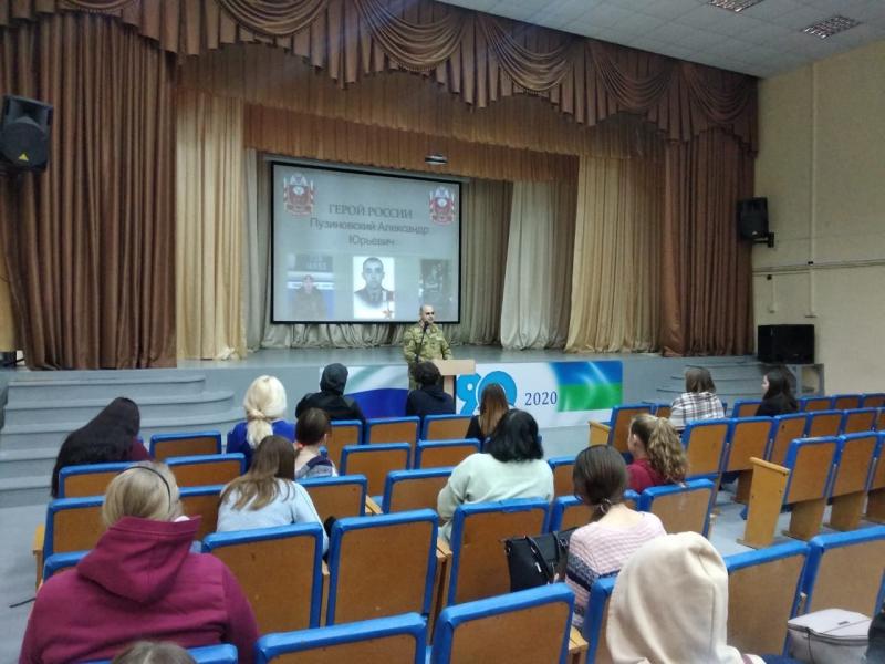 Военнослужащие Росгвардии рассказали сыктывкарским студентам о Герое Российской Федерации Александре Пузиновском