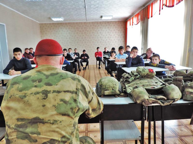 В Хакасии сельские подростки узнали о спецназе Росгвардии