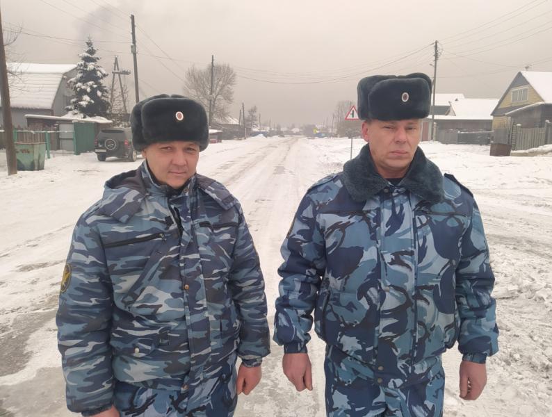Сотрудники УФСИН России по Республике Тыва спасли людей на пожаре.