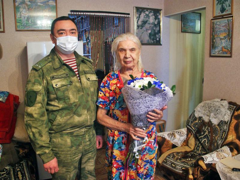 Хакасские росгвардейцы навестили жительницу блокадного Ленинграда Галину Федорову