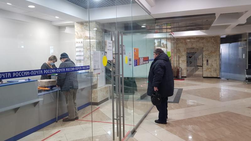 Прозрачные двери одного из почтовых отделений Петропавловска-Камчатского стали заметнее