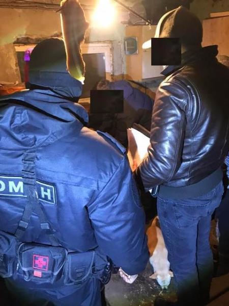 В Оренбуржье сотрудники полиции и Росгвардии задержали по подозрению в хранении и распространении наркотических средств жителя районного центра