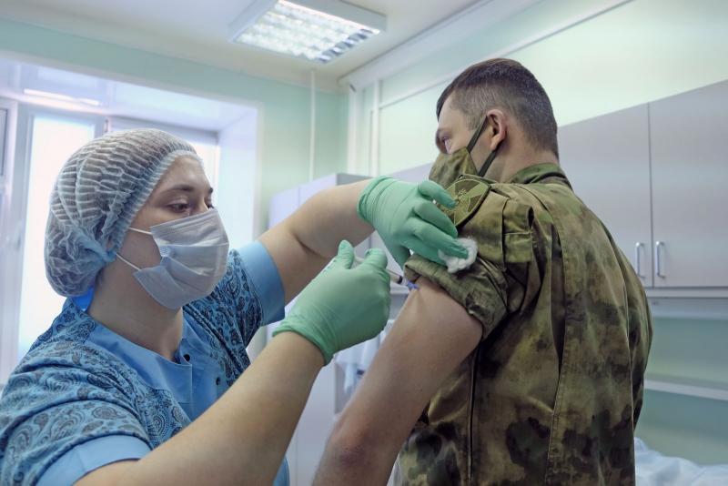 В Нарьян-Маре участниками добровольной вакцинации против COVID-19 стали военнослужащие Росгвардии
