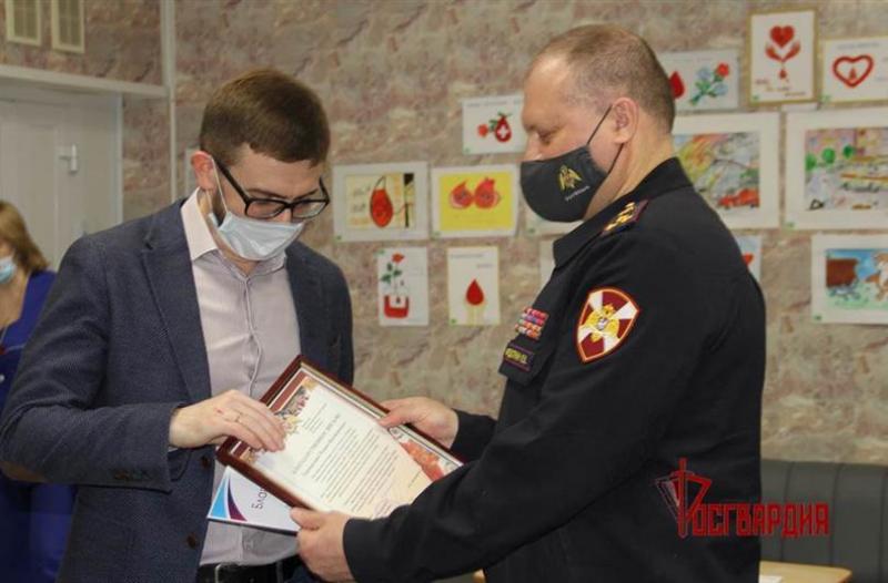 В Тюмени росгвардейцы в очередной раз поддержали всероссийскую донорскую акцию «От сердца к сердцу»