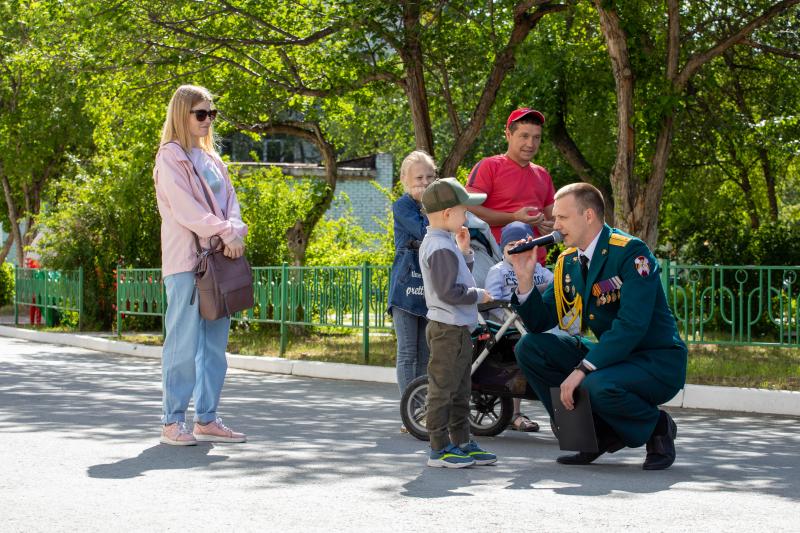 Военнослужащие Росгвардии устроили концерт  под окнами детской больницы в Екатеринбурге