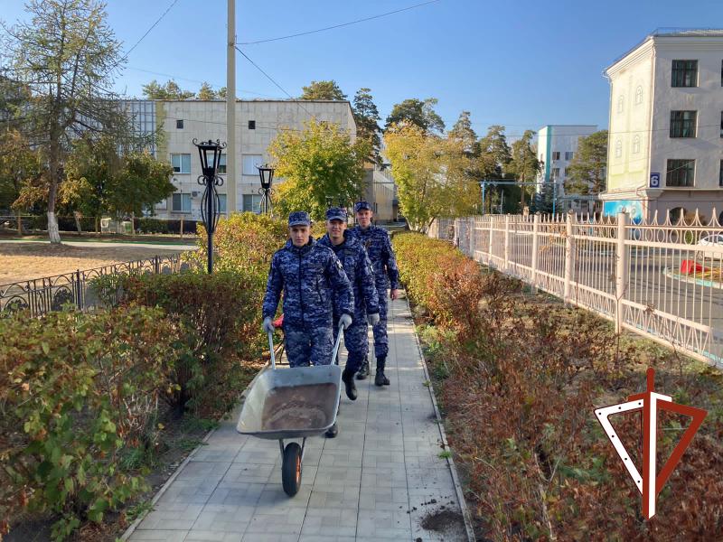 В Челябинске сотрудники Росгвардии помогли в озеленении территории детской областной клинической больницы