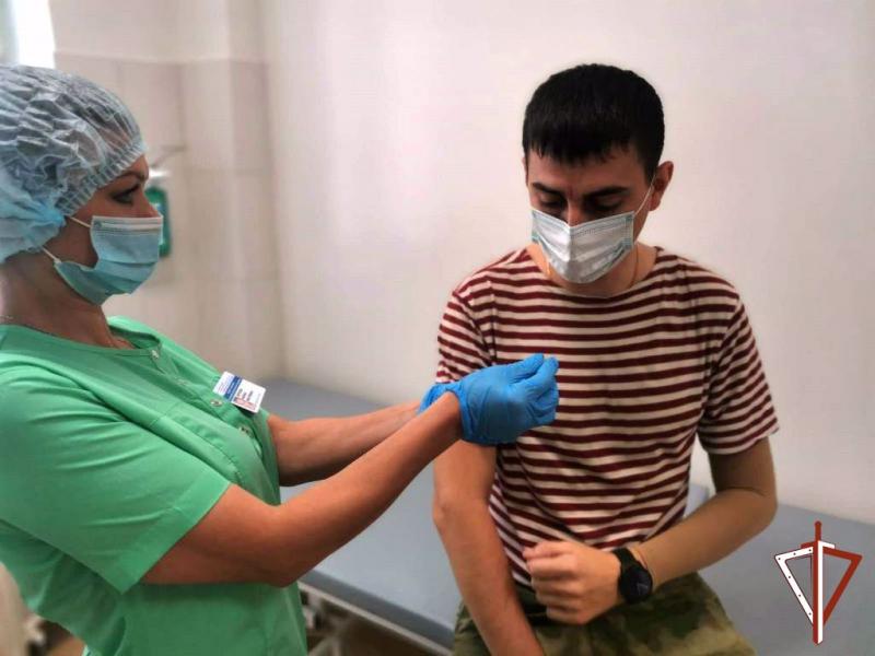 В Югре проходит ревакцинация личного состава против новой коронавирусной инфекции