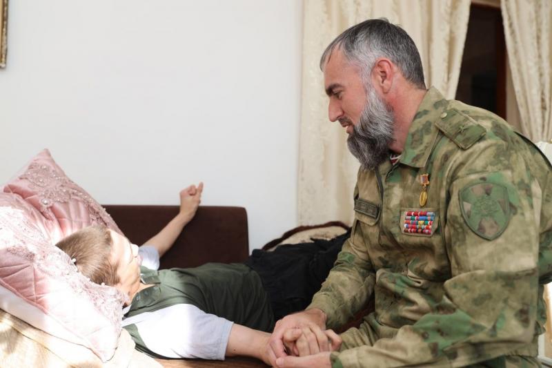 Шарип Делимханов передал от фонда Кадырова инвалидную коляску жителю Наурского района.