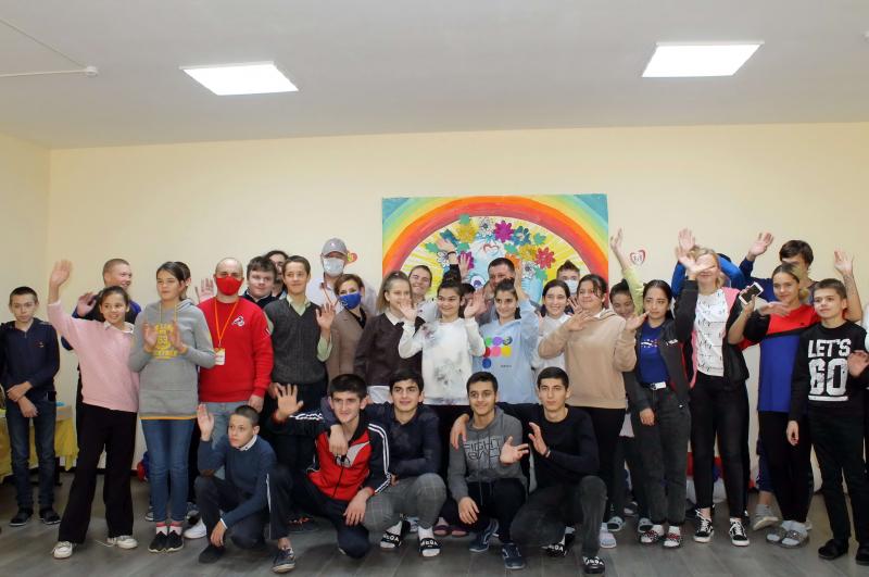Участники акции #МыВместе в Кабардино-Балкарии накануне Дня инвалидов передали подарки воспитанникам школы-интерната для слабослышащих