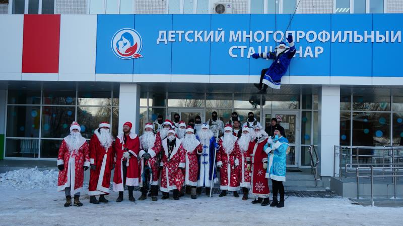Росгвардейский Дед Мороз специального назначения посетил детские больницы города Ульяновска
