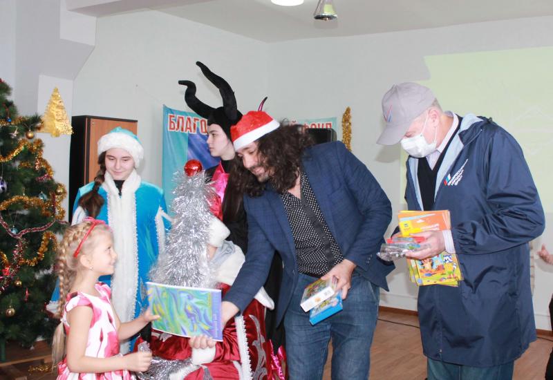 Народный фронт в Кабардино-Балкарии вручил детям и молодым людям с инвалидностью более 200 новогодних подарков