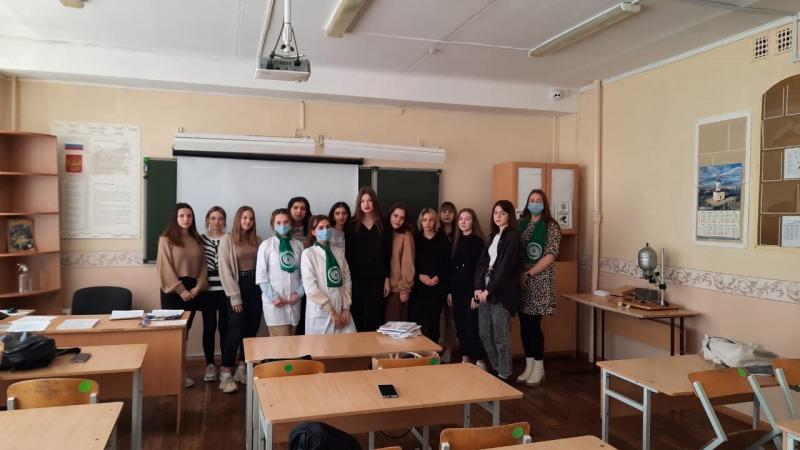 Волонтеры-медики медицинского колледжа провели тематический классный час «Между нами девочками» для учащихся МБОУ СОШ №50