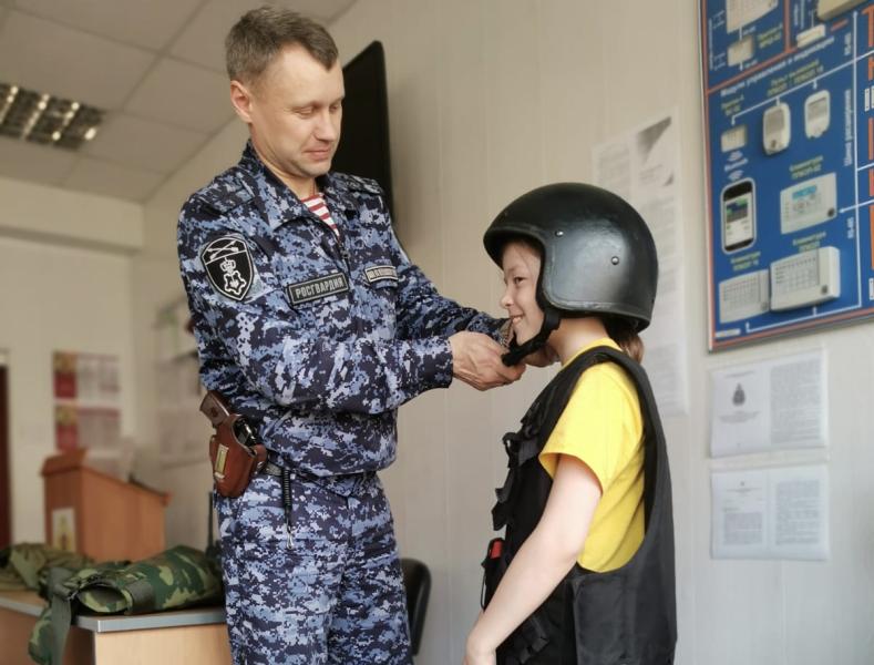 Врачи центра медицины катастроф в Иркутске проводят для росгвардейцев занятия по оказанию доврачебной помощи