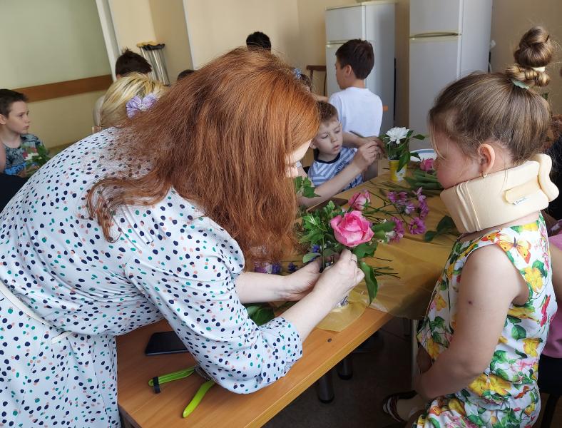 Цветы и дети: в ОДКБ им. Н.Н. Силищевой прошел мастер-класс по флористике