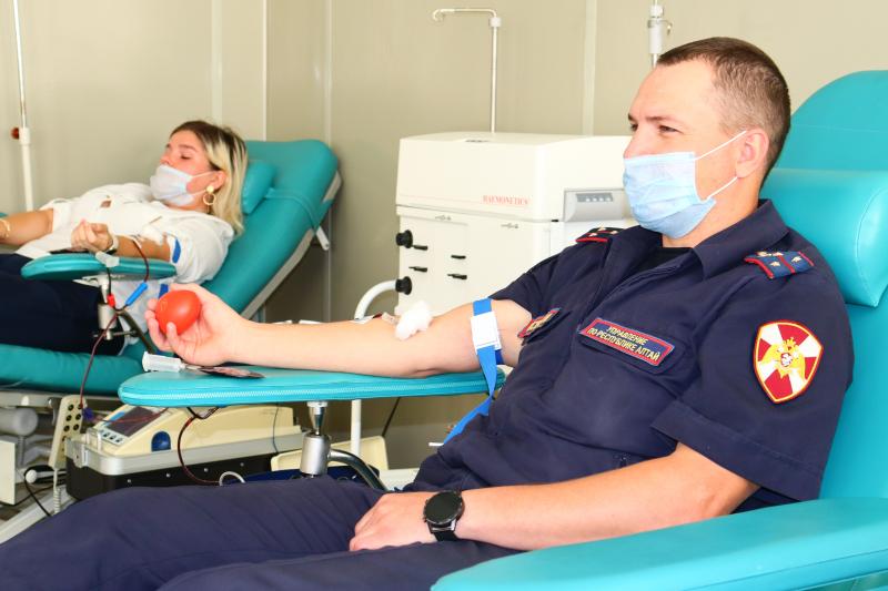 В Республике Алтай росгвардейцы отметили Всемирный день донора массовой сдачей крови