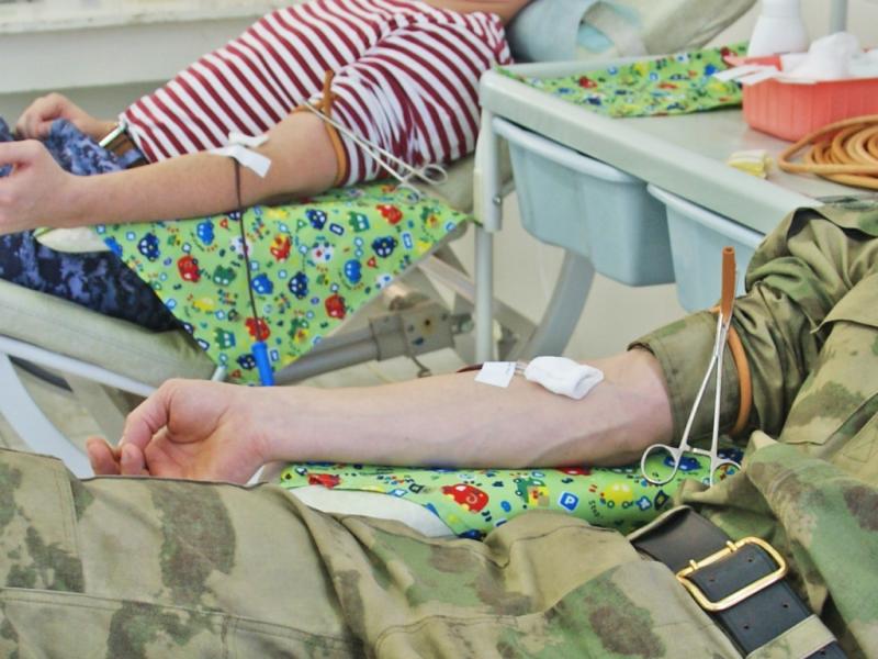 Банк донорской крови медучреждений Хакасии пополняют сотрудники Росгвардии
