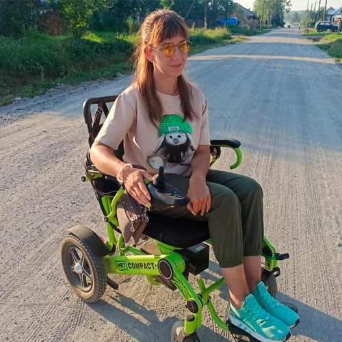 «Летаю по новой дороге»: женщину-инвалида из Омутнинска освободили из дорожного плена