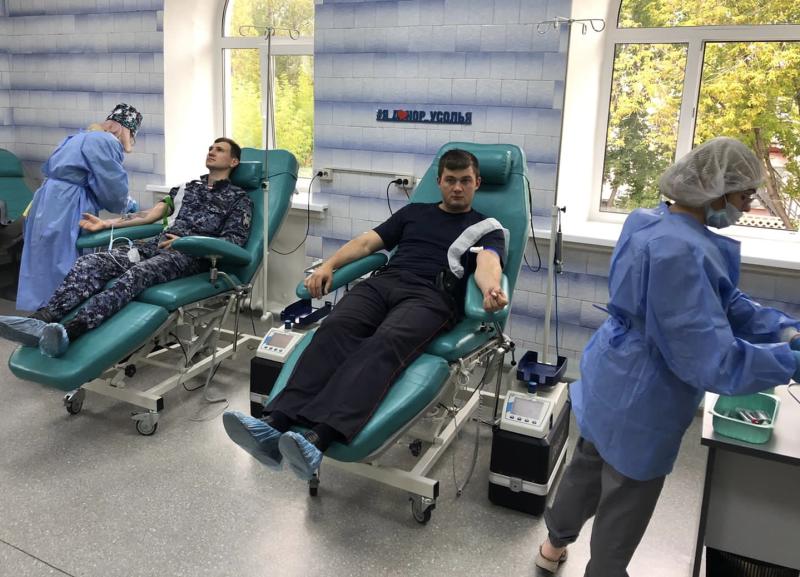 Сотрудники Росгвардии из Иркутской области сдали около 10 литров донорской крови для тяжелобольных людей
