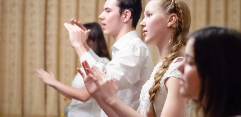 Культурный центр «Интеграция» приглашает на на ежегодный фестиваль жестового пения «Я песни жестами пою», приуроченный к Международному дню инвалидов.