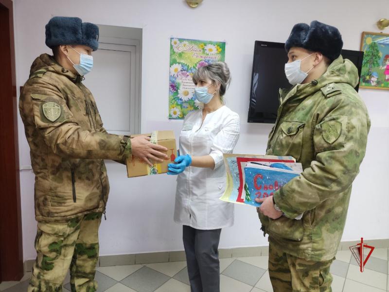Дед Мороз специального назначения приехал к постояльцам дома-интерната для престарелых и инвалидов в Томской области