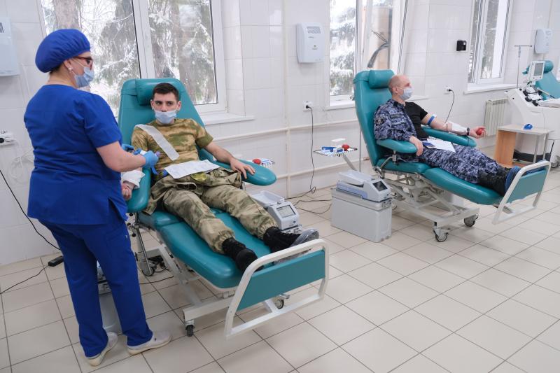Военнослужащие и сотрудники Росгвардии в Курске приняли участие в донорской акции