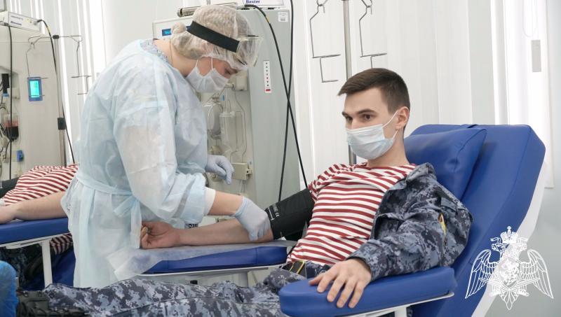 Кировские росгвардейцы стали донорами плазмы крови