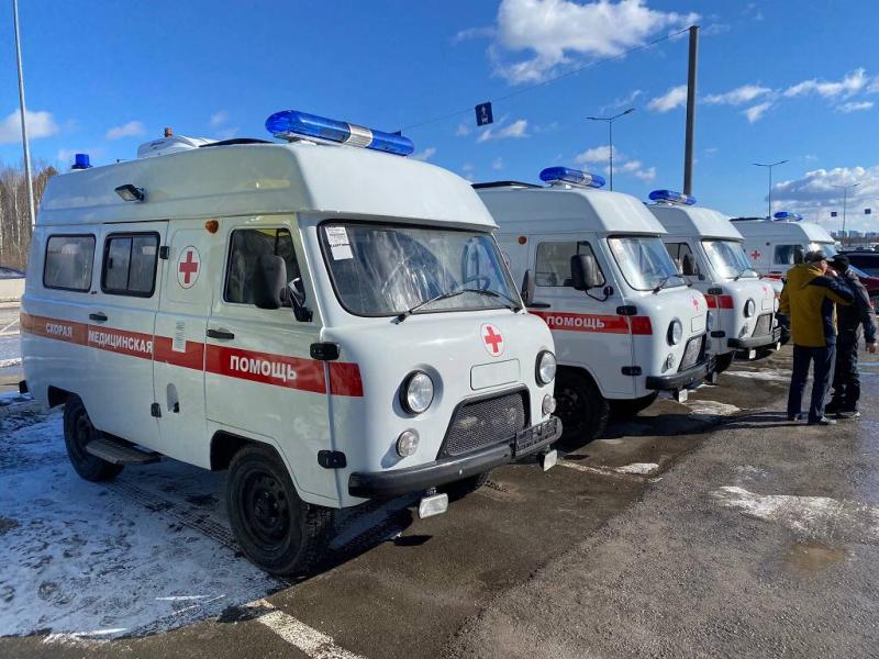 12 новых автомобилей скорой помощи и два передвижных фельдшерско-акушерских пункта получили медучреждения Пермского края