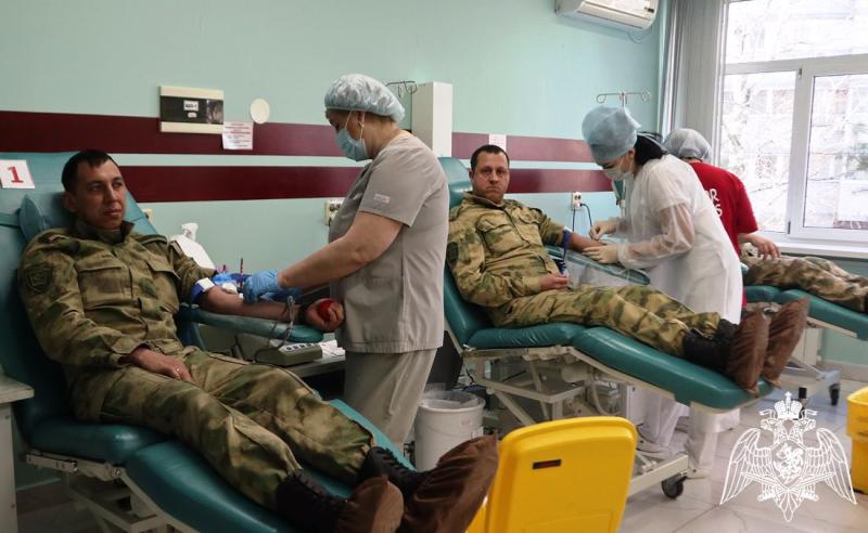 Кинологи Росгвардии в Тюмени пополнили банк крови и поздравили медиков с Национальным днём донора