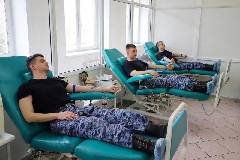 В Рязани более 30 сотрудников Росгвардии приняли участие в добровольном донорстве крови