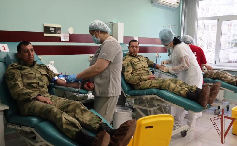 Кинологи Росгвардии в Тюмени пополнили банк крови и поздравили медиков с Национальным днём донора