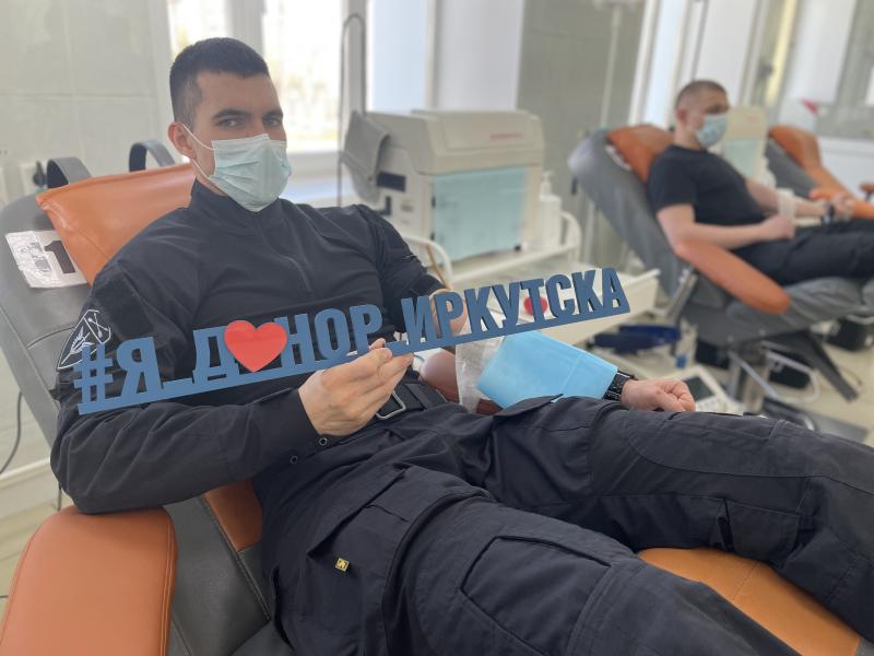 Иркутские росгвардейцы пополнили банк крови и поздравили медиков с Национальным днем донора