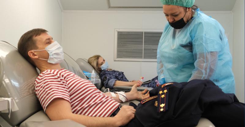 В Национальный день донора орловские росгвардейцы сдали более тридцати литров крови