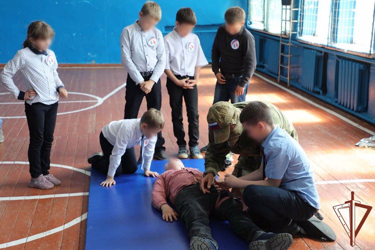 Росгвардейцы провели мастер-класс по медицине для школьников в ДНР