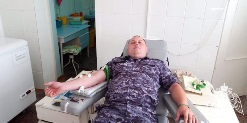 В Новосибирской области сотрудники вневедомственной охраны Росгвардии сдали донорскую кровь